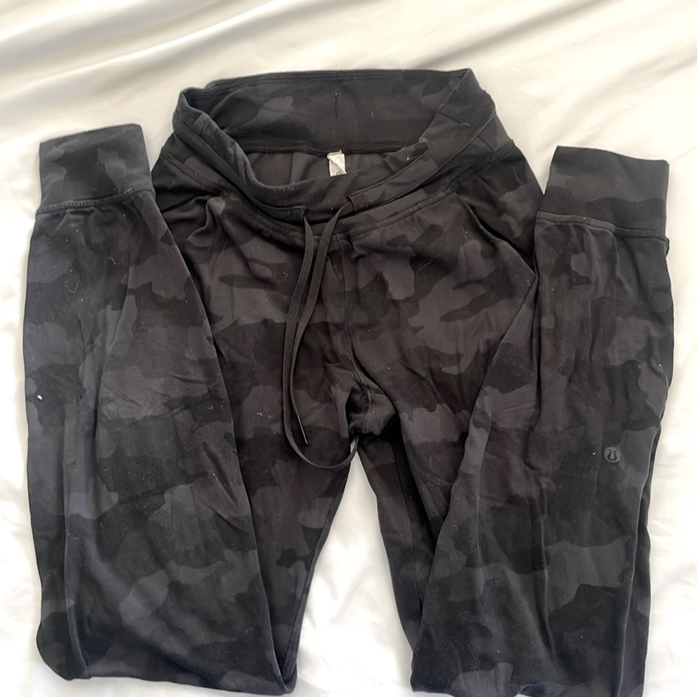 Lululemon black camouflage joggers